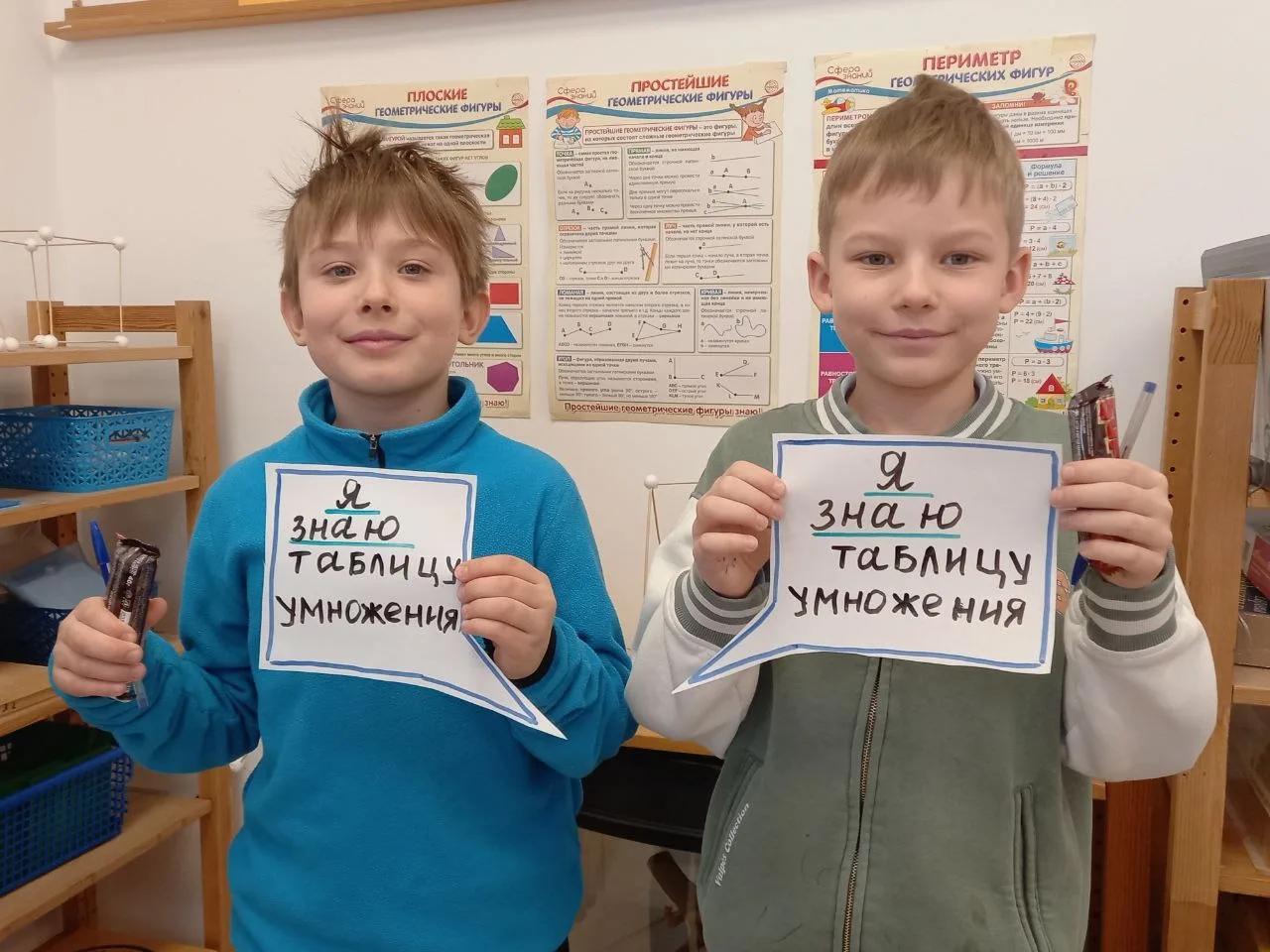 Ребёнок самостоятельно занимается с учебным материалом