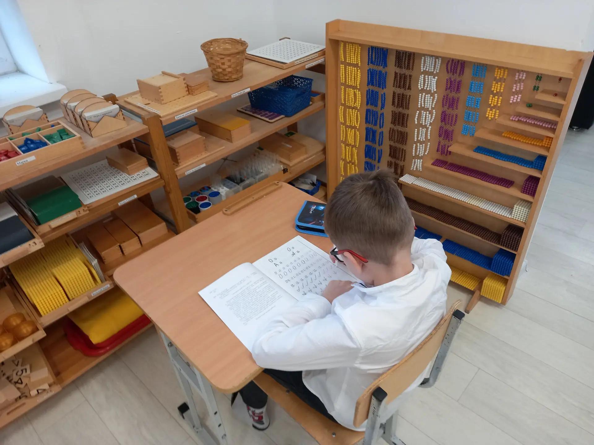 Ребёнок планирует работу в учебной среде